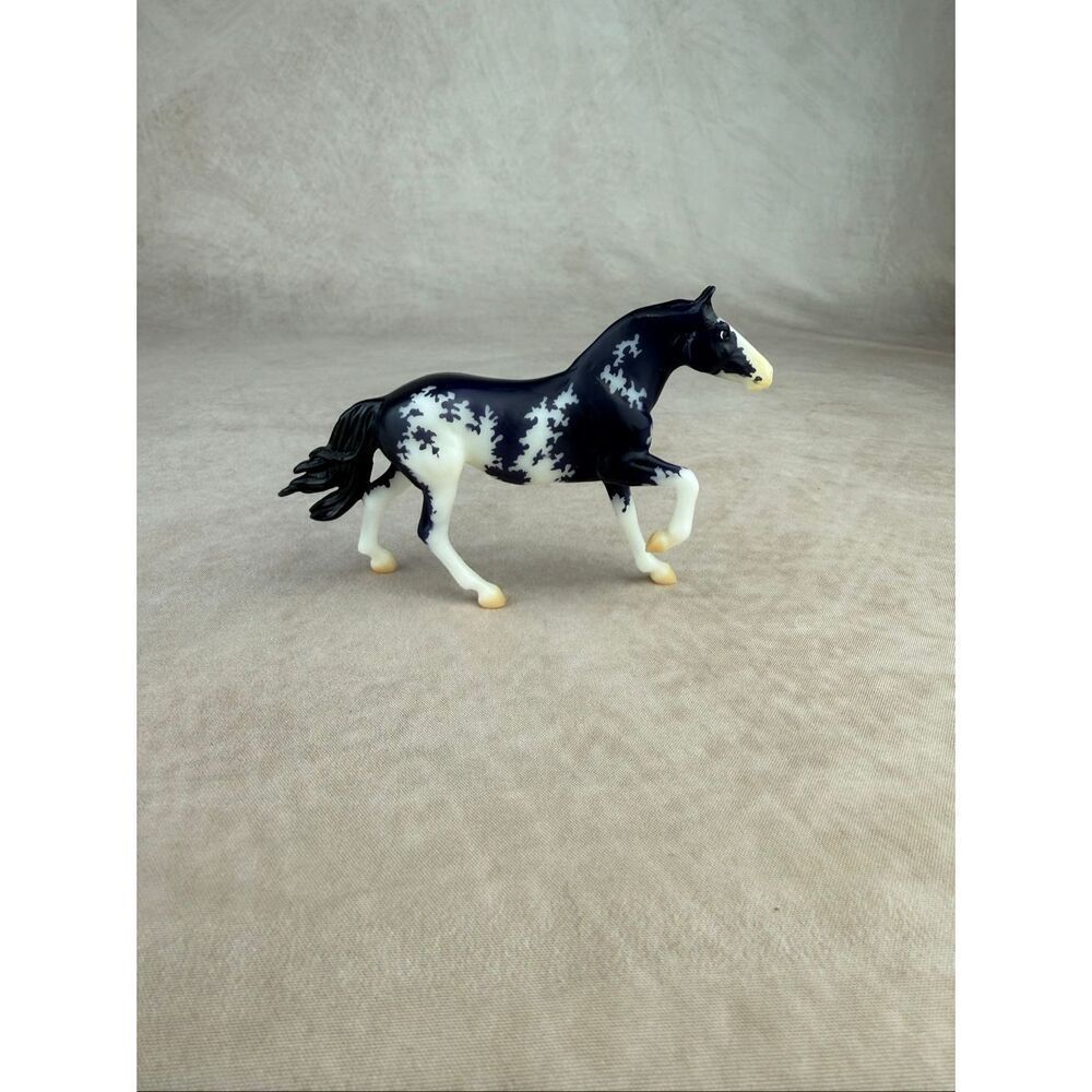 Breyer Stablemate Club Lanin Breyer Horse - Picture 7 of 8